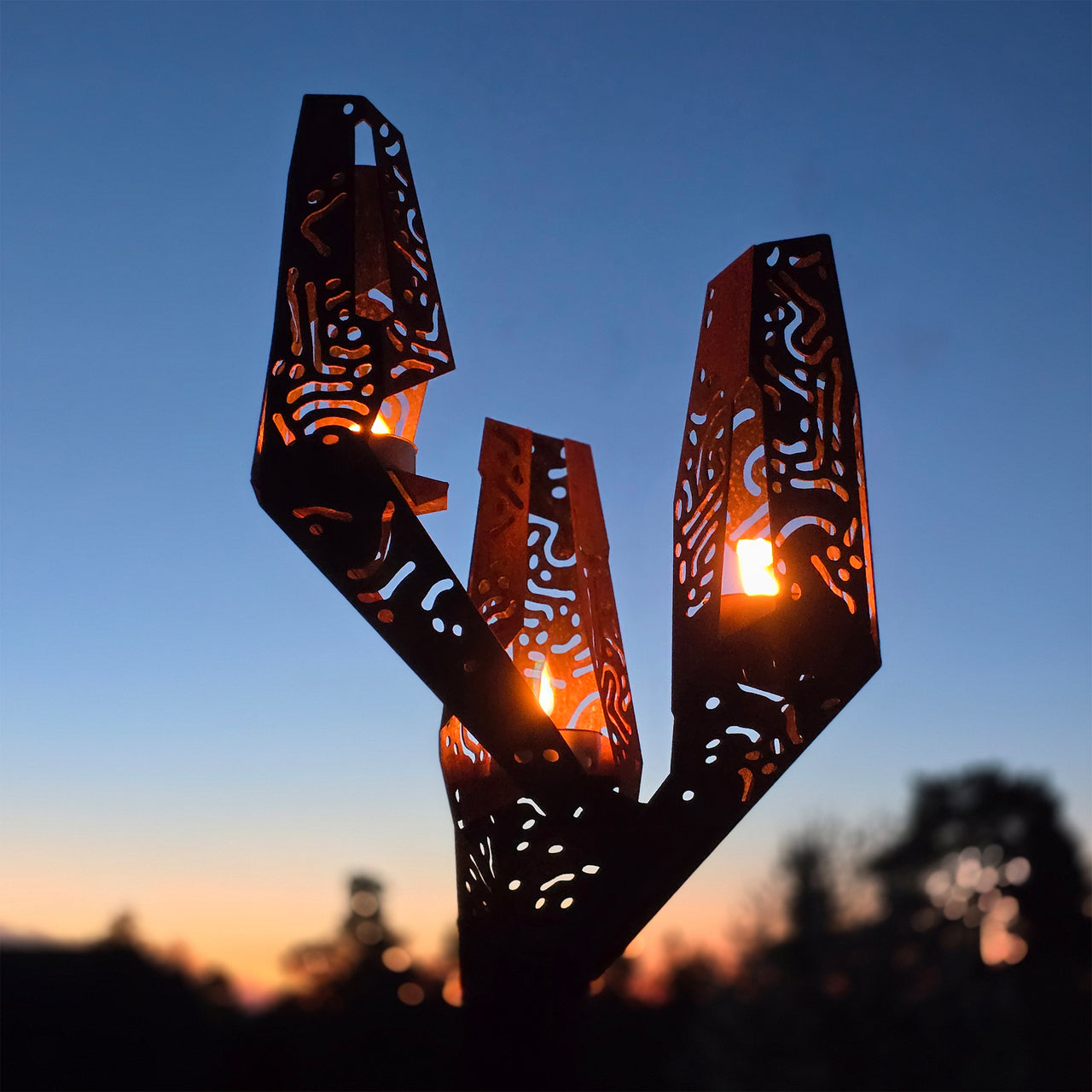 TRIDENT – exklusiv kandelaber i cortenstål för utomhusbruk