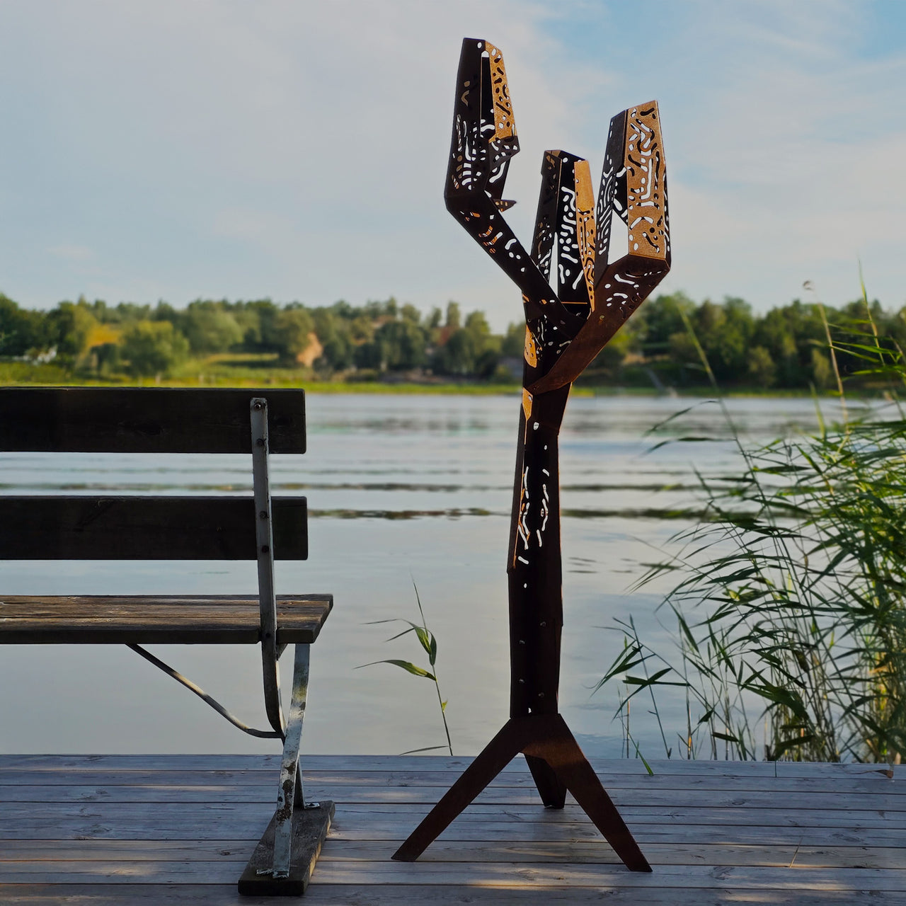 TRIDENT – exklusiv kandelaber i cortenstål för utomhusbruk