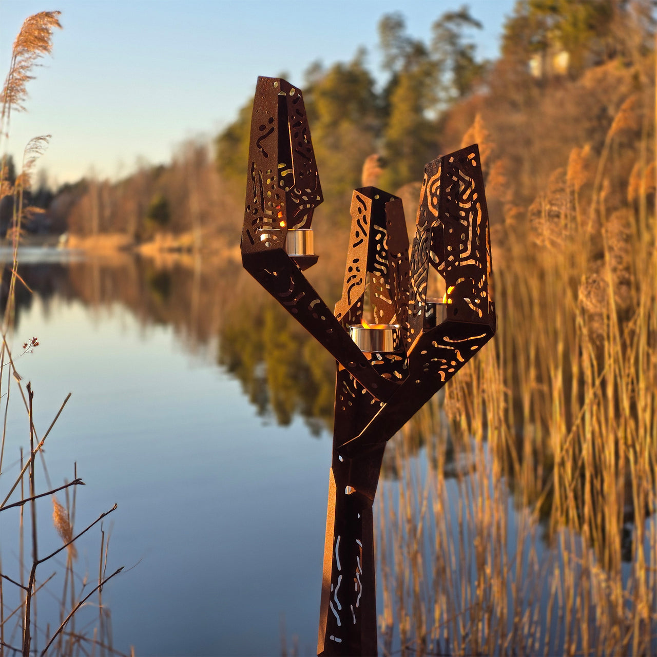 TRIDENT – exklusiv kandelaber i cortenstål för utomhusbruk